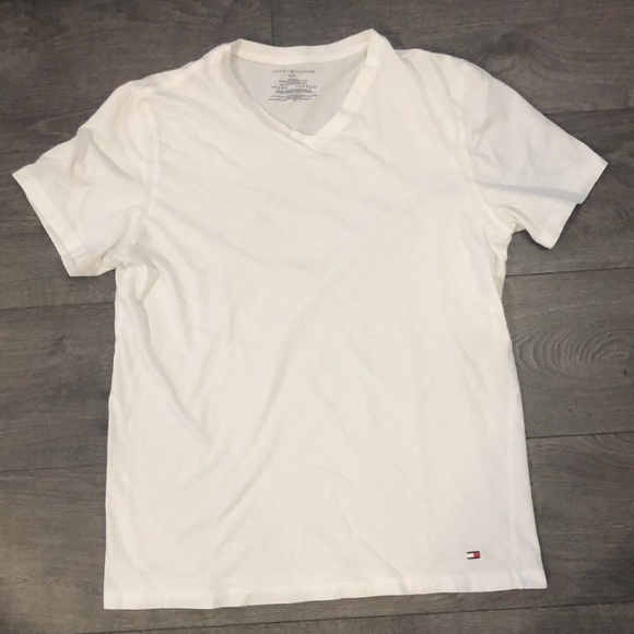 SOLD Tommy Hilfiger Men’s sweater & T-Shirts lot size small - Picture 2 of 11